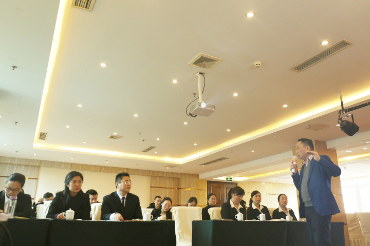 杨总背面.jpg 杨总背面.jpg